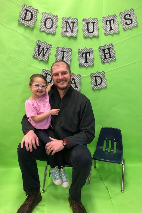 leonard-donutes-with-dad